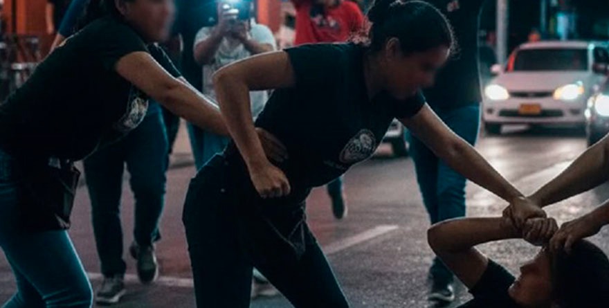 Mujer le ‘llueve’ a golpes a su ex
