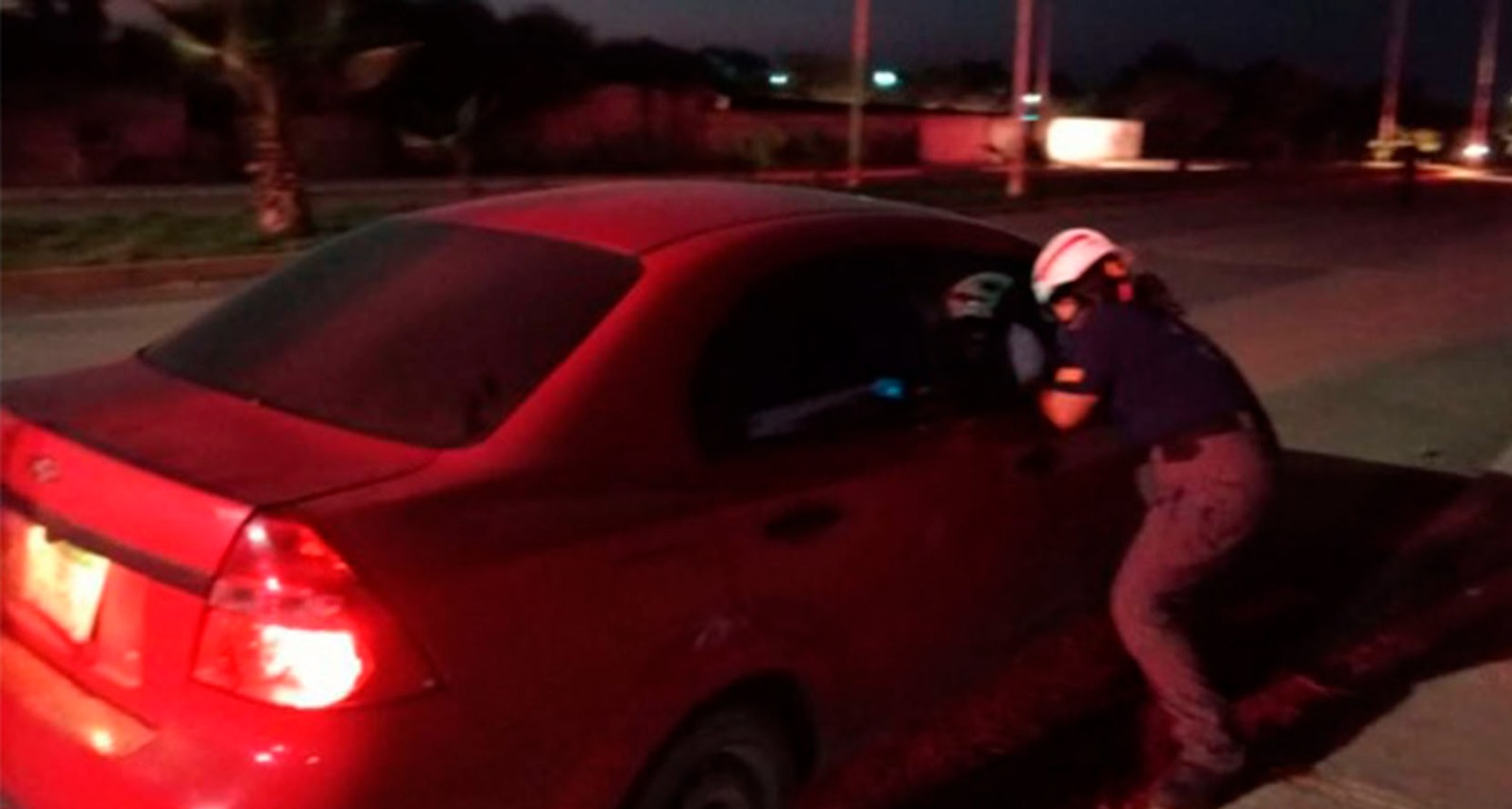 Taxi se lleva ‘de corbata’ a agente vial frente al IMSS