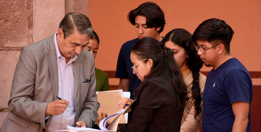 RECTOR ESCUCHA A ESTUDIANTES