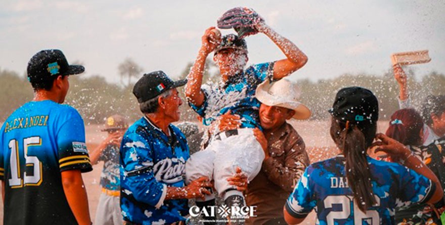 Estrenan campo de béisbol en Guadalupe del Carnicero