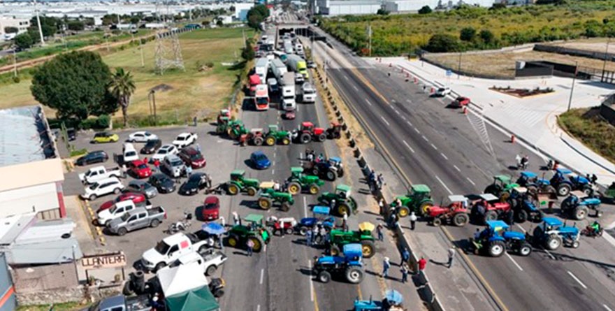 Por horas, bloquean campesinos la 57; la liberan… pero no se van