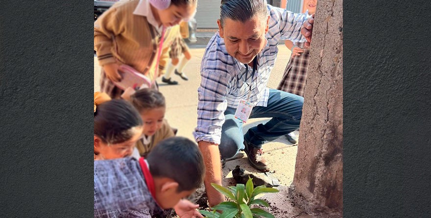 Reforestan el centro histórico de Ahualulco