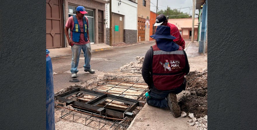Rehabilitan registro de drenaje en mal estado
