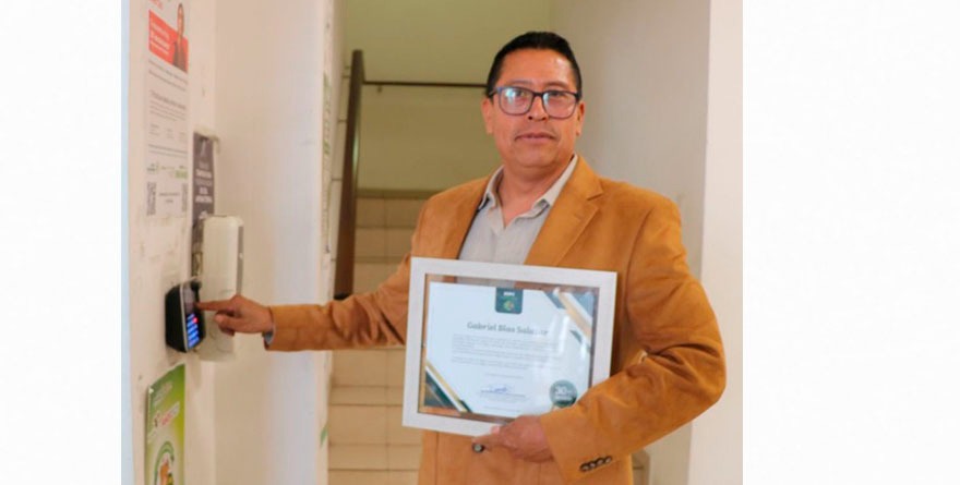 Tras 30 años de servicio, se despide de su uniforme