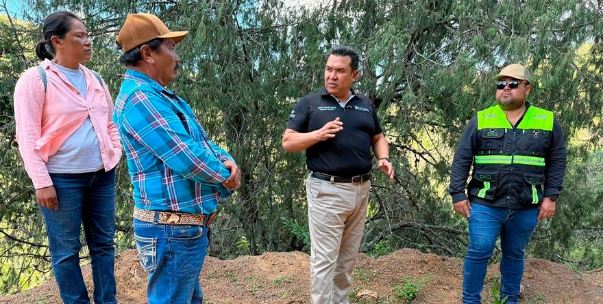 Alcalde se mete al lodo para rescatar a comunidad tras deslave.