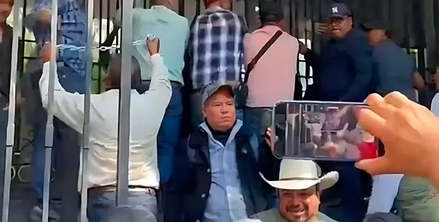 Campesinos cierran carreteras, exigen mejores precios