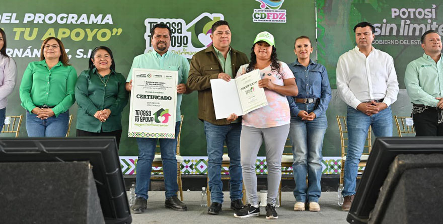 RICARDO GALLARDO ENTREGA TERRENOS Y ESCRITURAS A FAMILIAS DE LA REGIÓN MEDIA