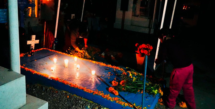 ENTRE FLORES, VELAS Y ORACIONES, VILLA DE POZOS RINDE HOMENAJE A FIELES DIFUNTOS