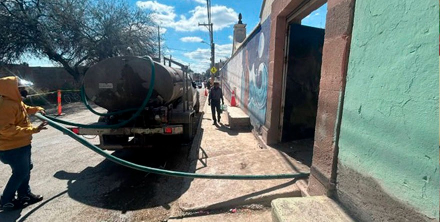 Agua y limpieza en panteones de Villa de Pozos