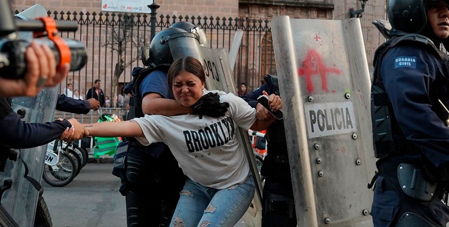 Destrozan Palacio de Michoacán por crimen de Manzo