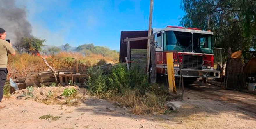 Controlan incendio en lote baldío