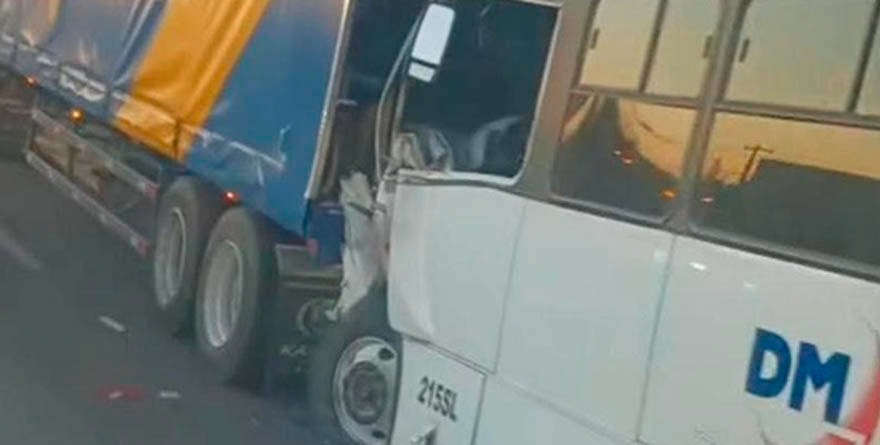 Muere conductora de transporte público tras chocar