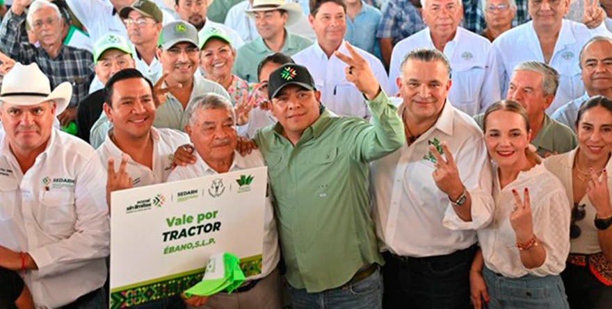 Entrega Gallardo equipos y tractores