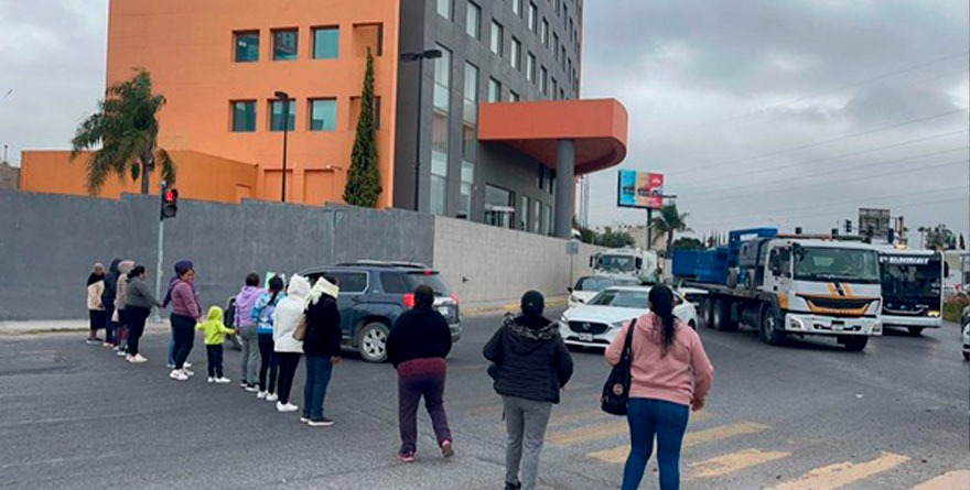 Capitalinos bloquean vialidades en demanda de agua