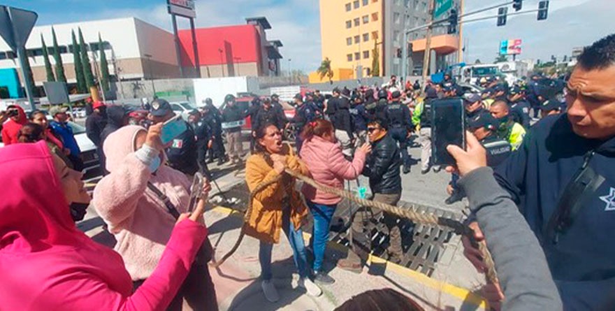 Tenso desalojo de manifestantes