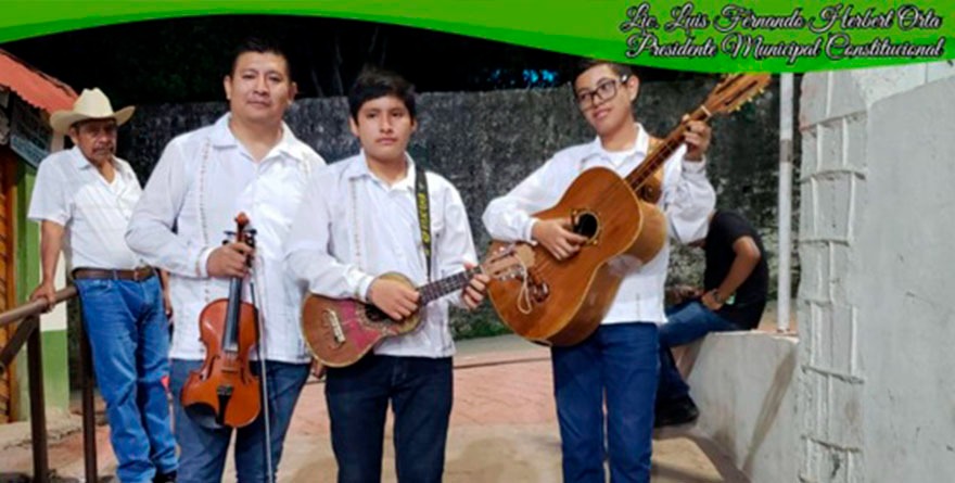 Tríos huastecos prenden la feria