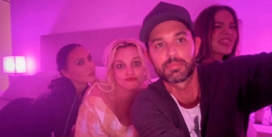 VIVE BRITNEY SPEARS UNA ‘SLUMBER PARTY’ CON KIM KARDASHIAN