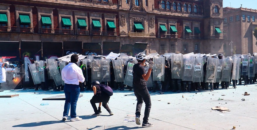 Deja 120 heridos y 40 detenidos enfrentamiento en zócalo