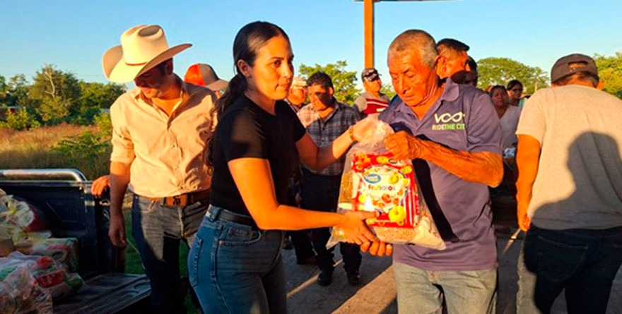 RECIBEN APOYOS TRAS INUNDACIÓN
