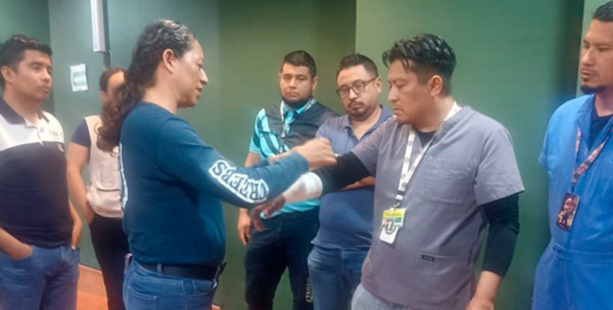 Brigadistas capacitan en el IMSS