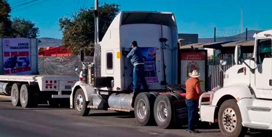 Potosinos se suman a bloqueo carretero