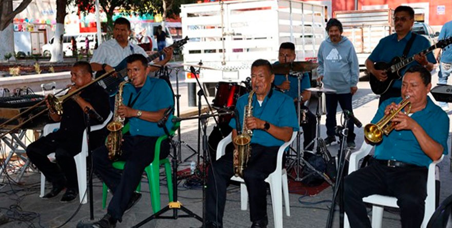 Se reúnen decenas de músicos en su día