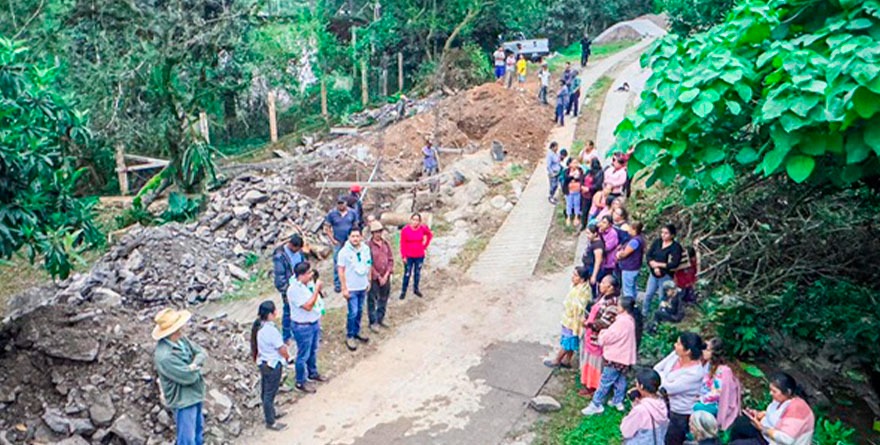 CONJUNTAN ESFUERZOS EN OBRA COMUNITARIA