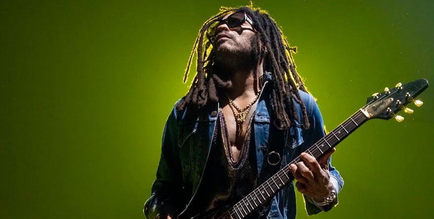 Fan le arranca rastas a Kravitz