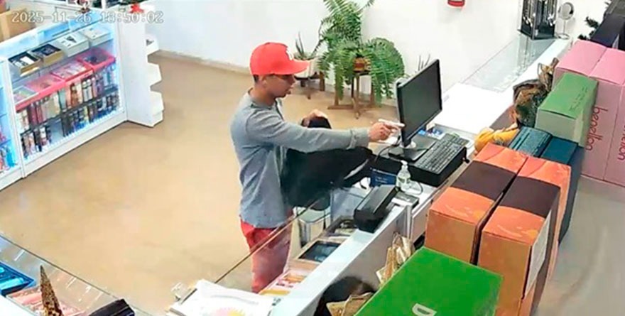 Ratero ‘bien combinado’ asalta una perfumería