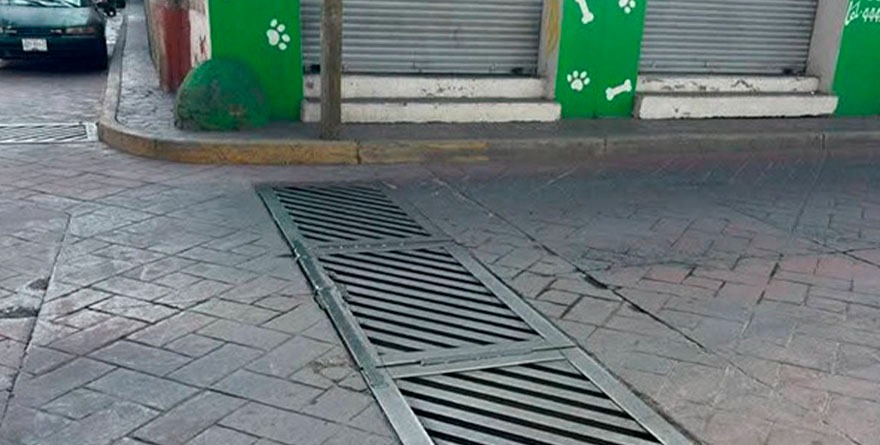 ¡Ya era hora! Reparan rejilla pluvial