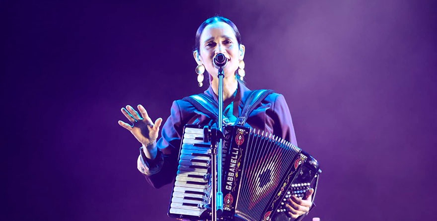 NOCHE DE ÉXITO CON JULIETA VENEGAS