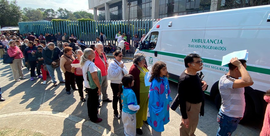 HACEN FILA DE HORAS; LOS CITAN PARA MAYO