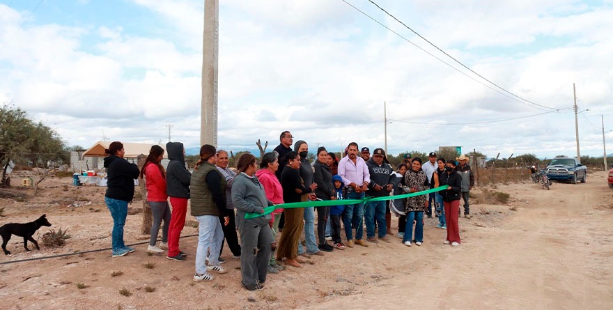 Vecinos estrenan red eléctrica