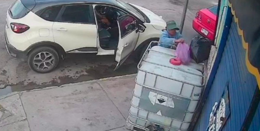 Dejan gatito sin vida en negocio