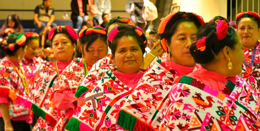 HONRAN EN LAS AULAS SU LENGUA MATERNA