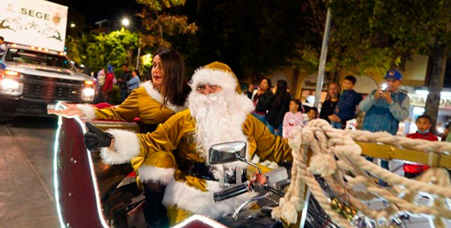 Caravana navideña congrega multitud