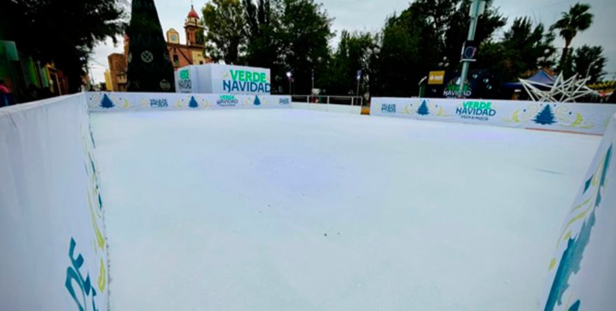 Escenario invernal en plaza principal