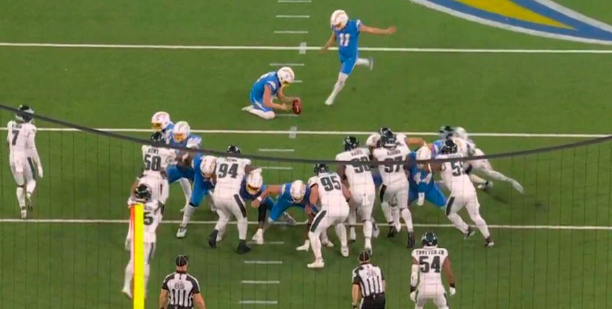 CHARGERS SACA PROVECHO DE ERRORES DE EAGLES