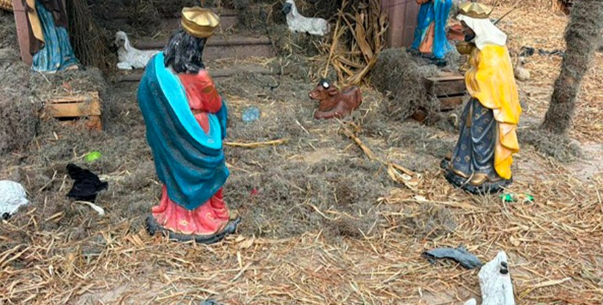 Daños al nacimiento navideño indignan a la comunidad