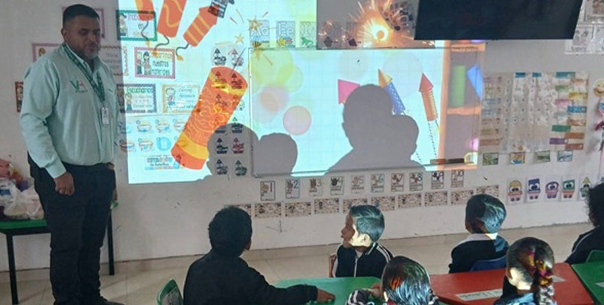 Alertan a estudiantes por riesgos de pirotecnia