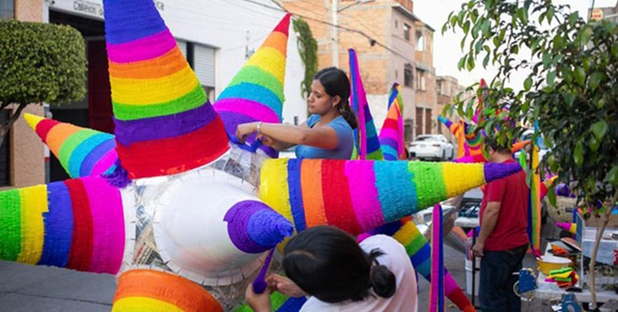 Piñatas artesanales en Santiago