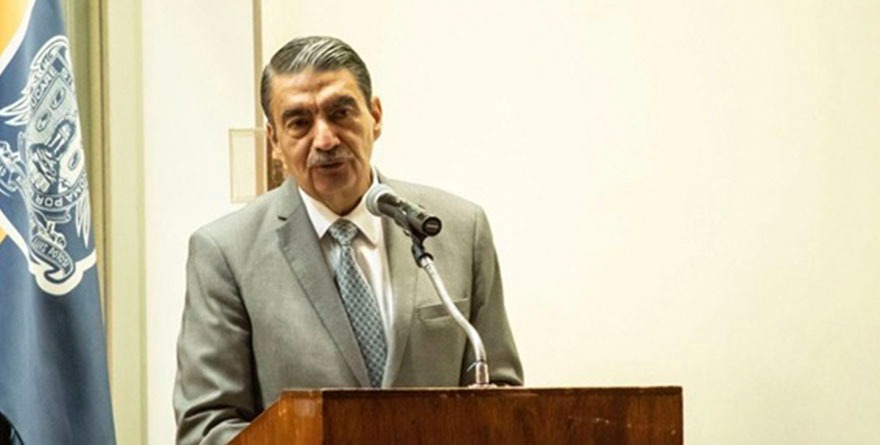 Amaga el rector con cerrar aulas