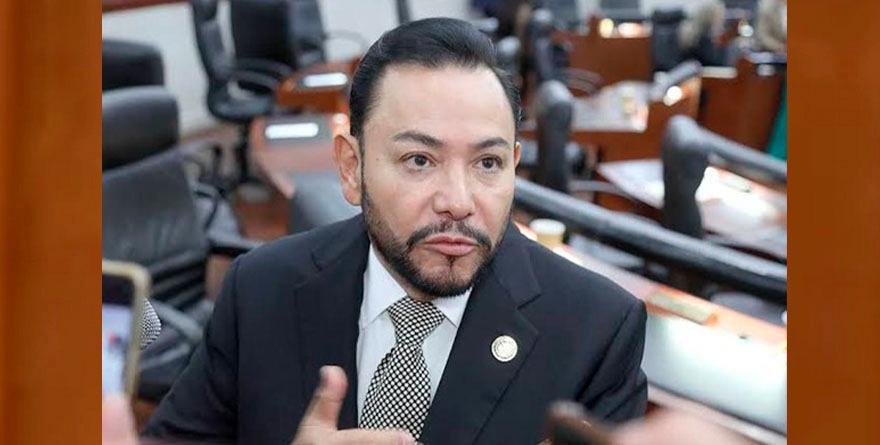 Héctor Serrano celebra paridad en elección