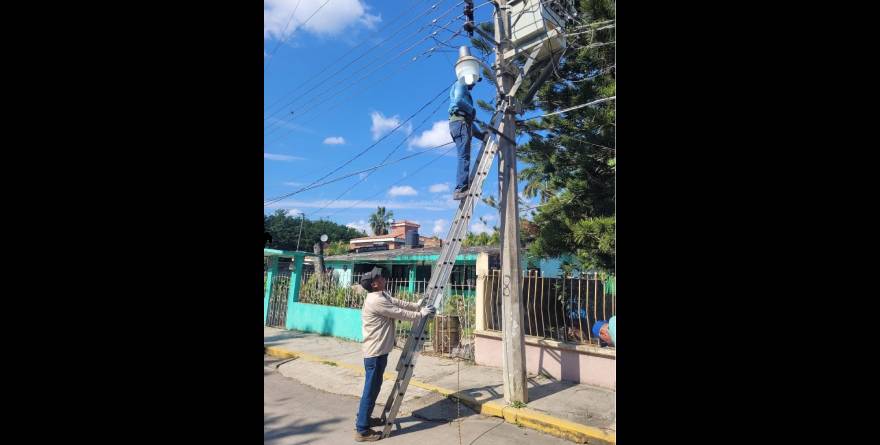 LUPE ORDAZ ARRIESGA LA VIDA DE TRABAJADORES DE ALUMBRADO PÚBLICO