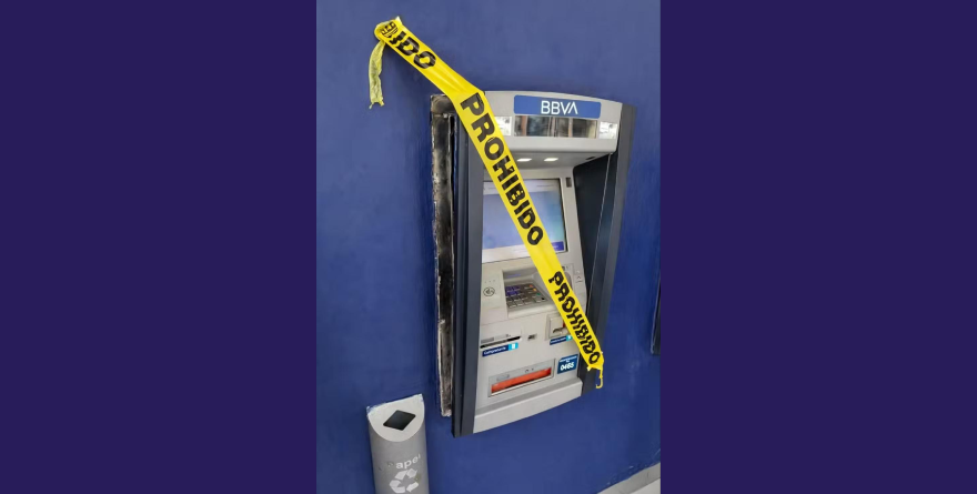 Dejan cajero más dañado que la piñata en posada