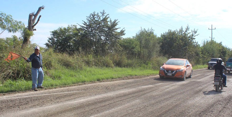 Rehabilitan vía al aeropuerto