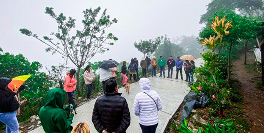 Entregan obra entre la neblina