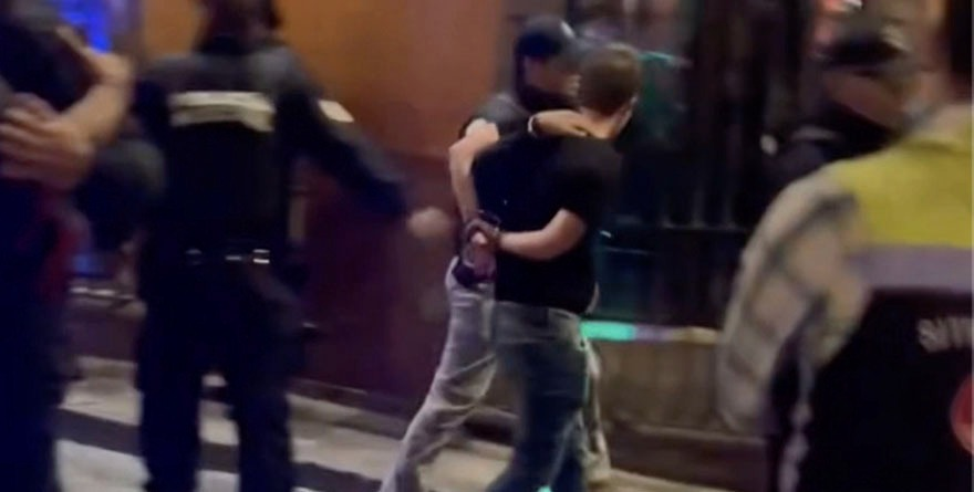 Noche de golpes y arrestos afuera de la Sala de Despecho