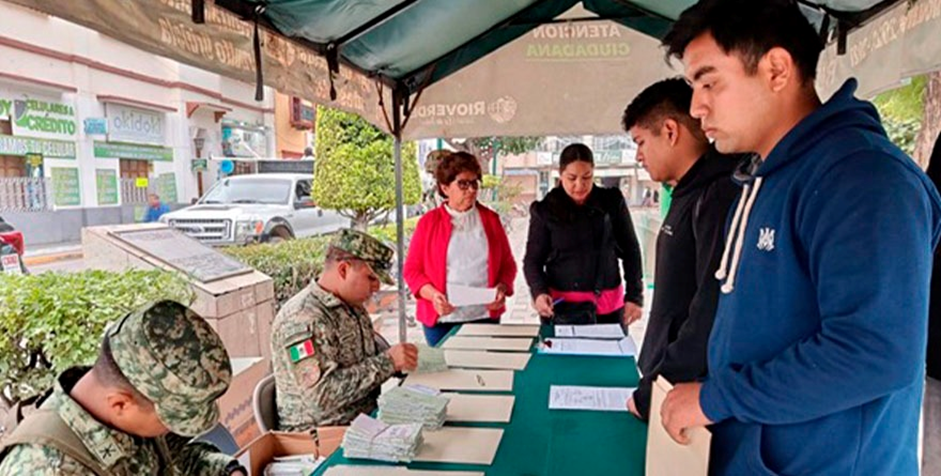 Entrega de cartillas liberadas en Rioverde