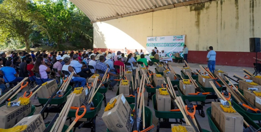 Dan ayudadita a productores